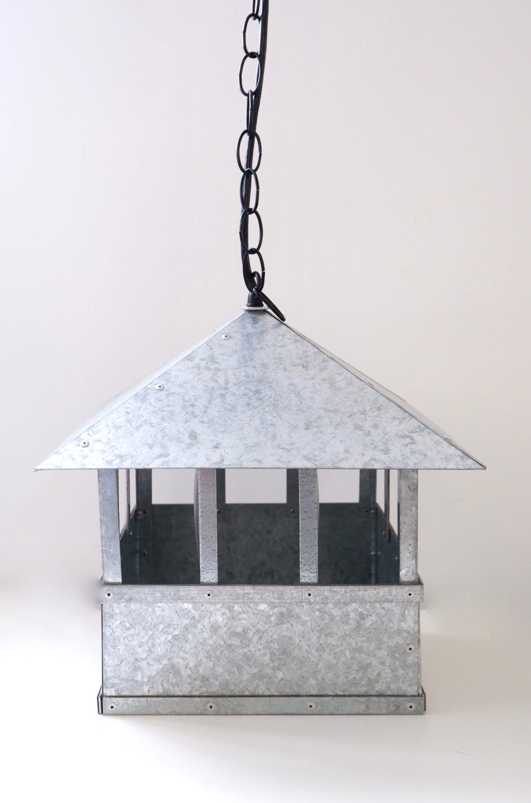 Outdoor lantern suspension